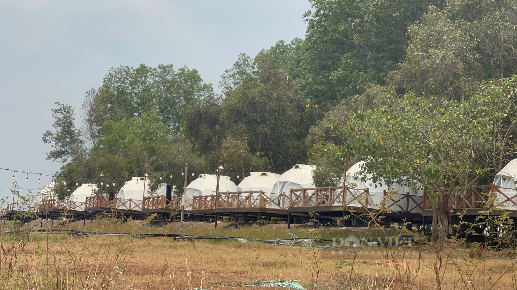 Glamping ven hồ Trị An (Bài 1): Du lịch lều trại cao cấp tự phát ven hồ Trị An &quot;lên ngôi&quot; - Ảnh 1.