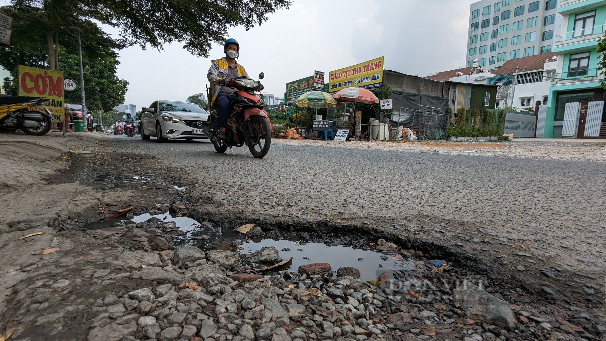 Tuyến đường ở TP.HCM xuống cấp, lâu ngày chưa sửa chữa khiến người dân khổ sở - Ảnh 3.