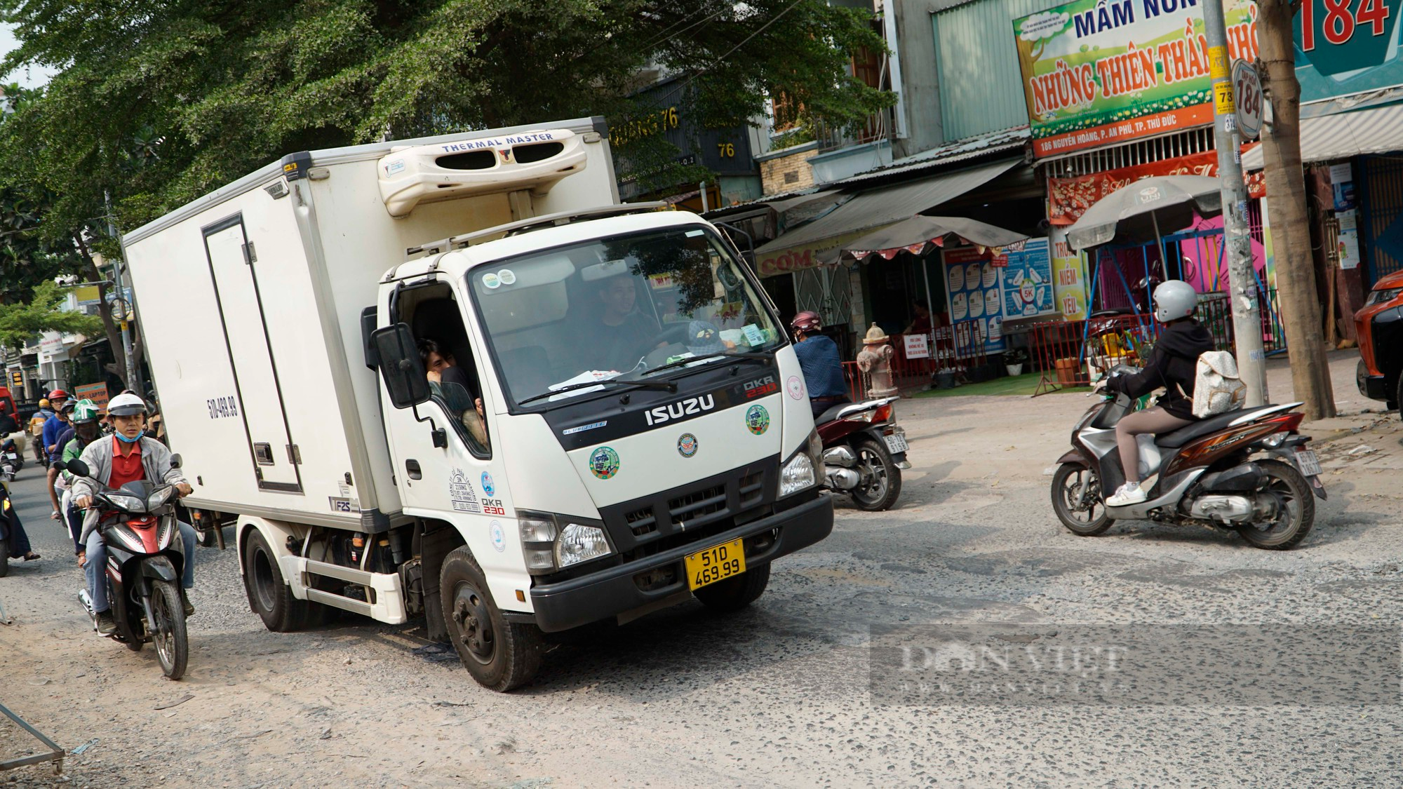 Tuyến đường ở TP.HCM xuống cấp, lâu ngày chưa sửa chữa khiến người dân khổ sở - Ảnh 4.