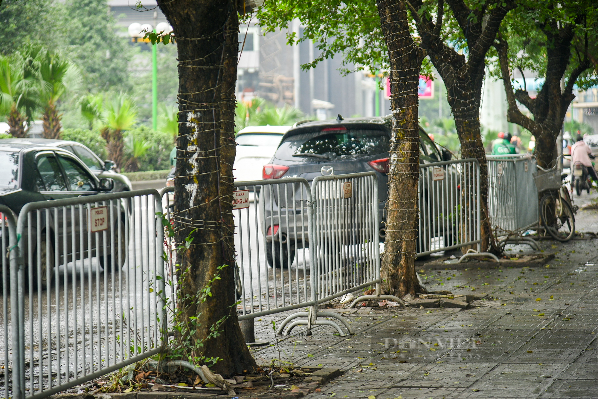 Muôn kiểu rào chắn vỉa hè ở Hà Nội để ngăn xe máy, ô tô lên vỉa hè - Ảnh 3.