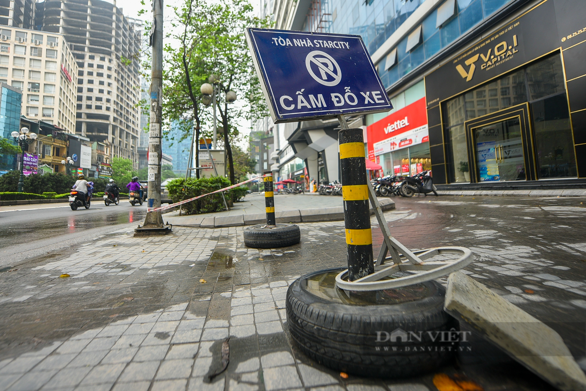Muôn kiểu rào chắn vỉa hè ở Hà Nội để ngăn xe máy, ô tô lên vỉa hè - Ảnh 7.