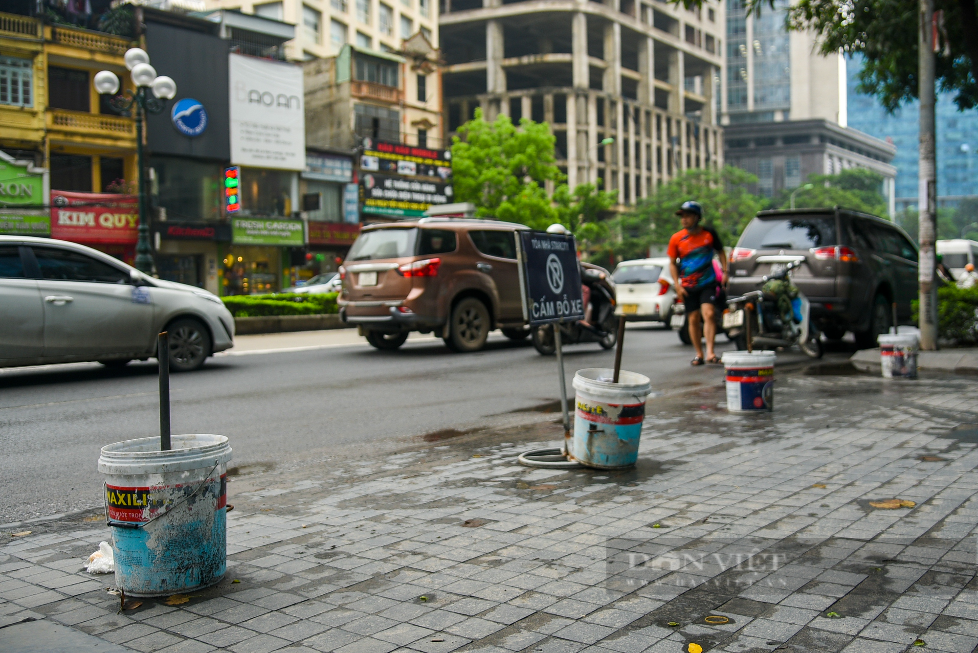 Muôn kiểu rào chắn vỉa hè ở Hà Nội để ngăn xe máy, ô tô lên vỉa hè - Ảnh 8.