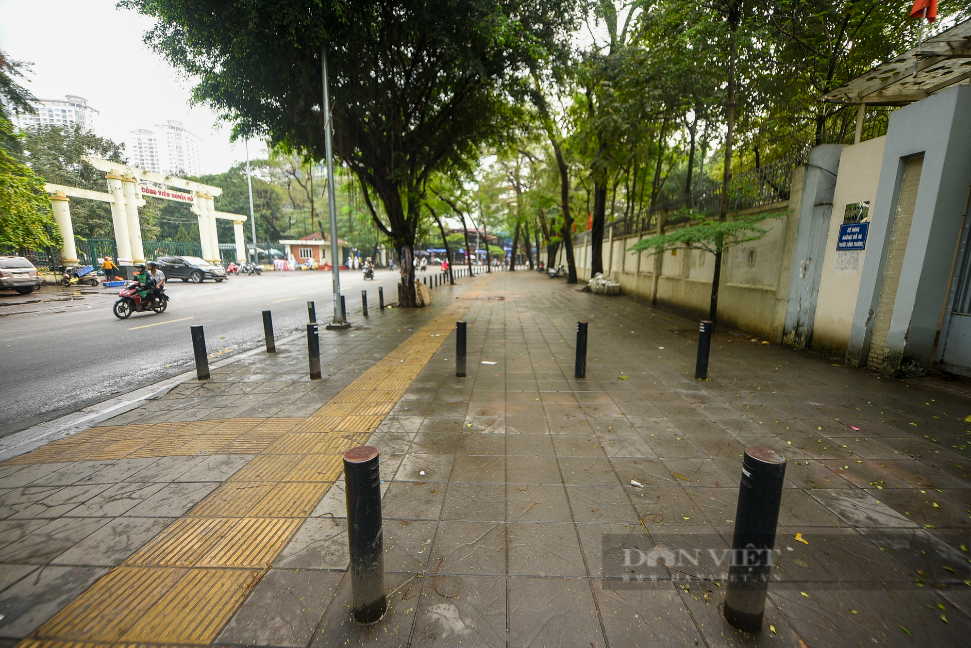 Muôn kiểu rào chắn vỉa hè ở Hà Nội để ngăn xe máy, ô tô lên vỉa hè - Ảnh 12.