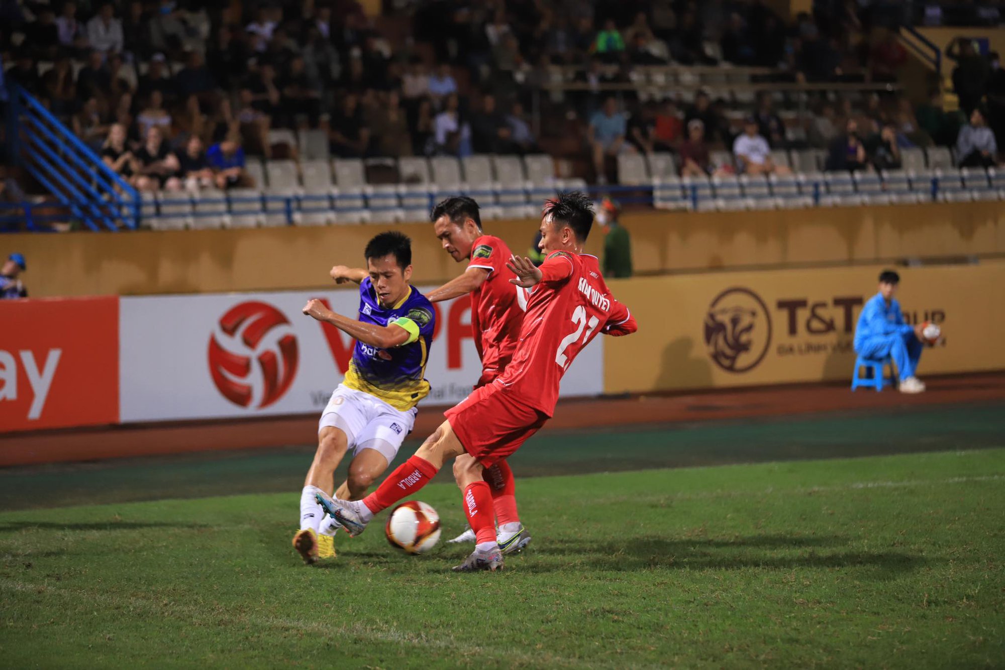 Hà Nội FC và CLB Hải Phòng &quot;trả giá&quot; vì pháo sáng ở Hàng Đẫy - Ảnh 2.