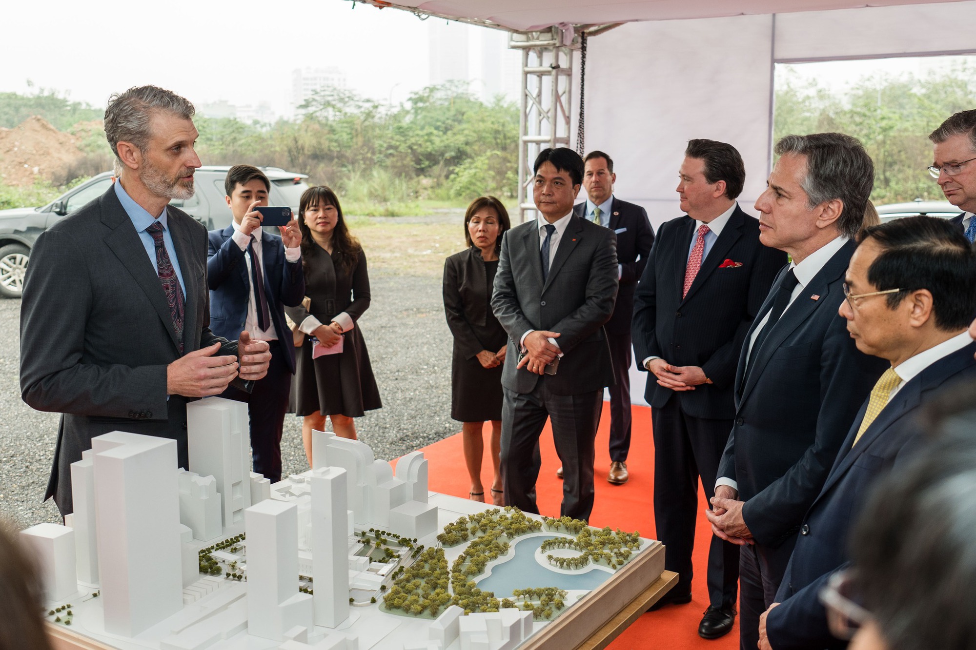 Ngoại trưởng Antony Blinken dự lễ khởi công trụ sở mới Đại sứ quán Hoa Kỳ tại Hà Nội - Ảnh 1.