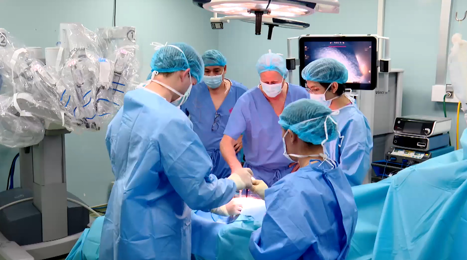 Bệnh viện Bình Dân thực hiện gần 2.000 ca phẫu thuật robot trong 6 năm - Ảnh 1.