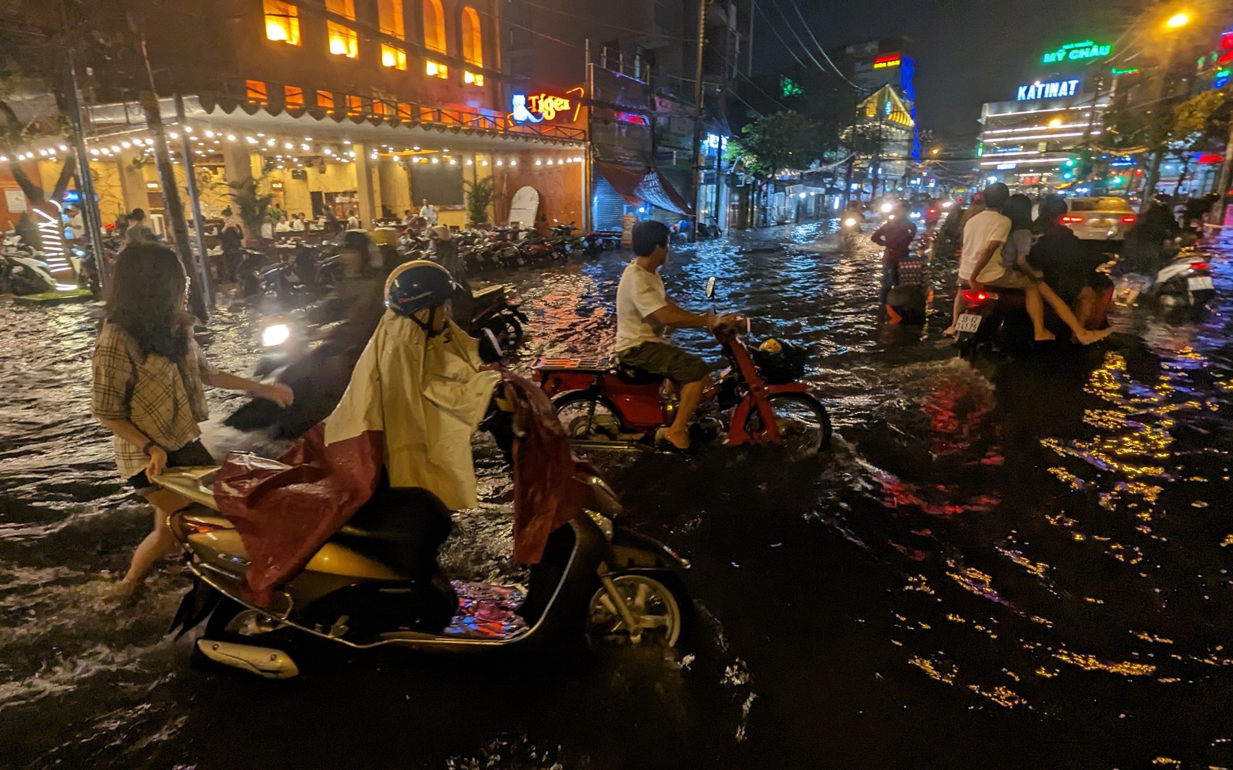 Sau cơn mưa "giải nhiệt" đầu mùa, phố Tây Bùi Viện cùng nhiều tuyến đường khắp TP.HCM ngập nặng 