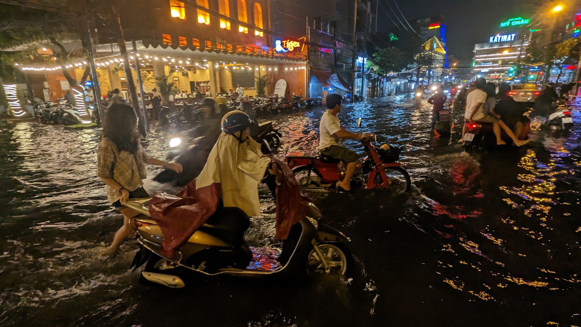 “Đúng hẹn lại lên”, một số tuyến đường ở TP.HCM ngập nặng sau cơn mưa lớn - Ảnh 1.