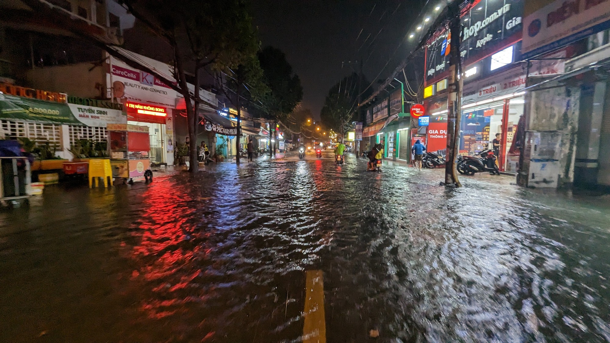 “Đúng hẹn lại lên”, một số tuyến đường ở TP.HCM ngập nặng sau cơn mưa lớn - Ảnh 7.