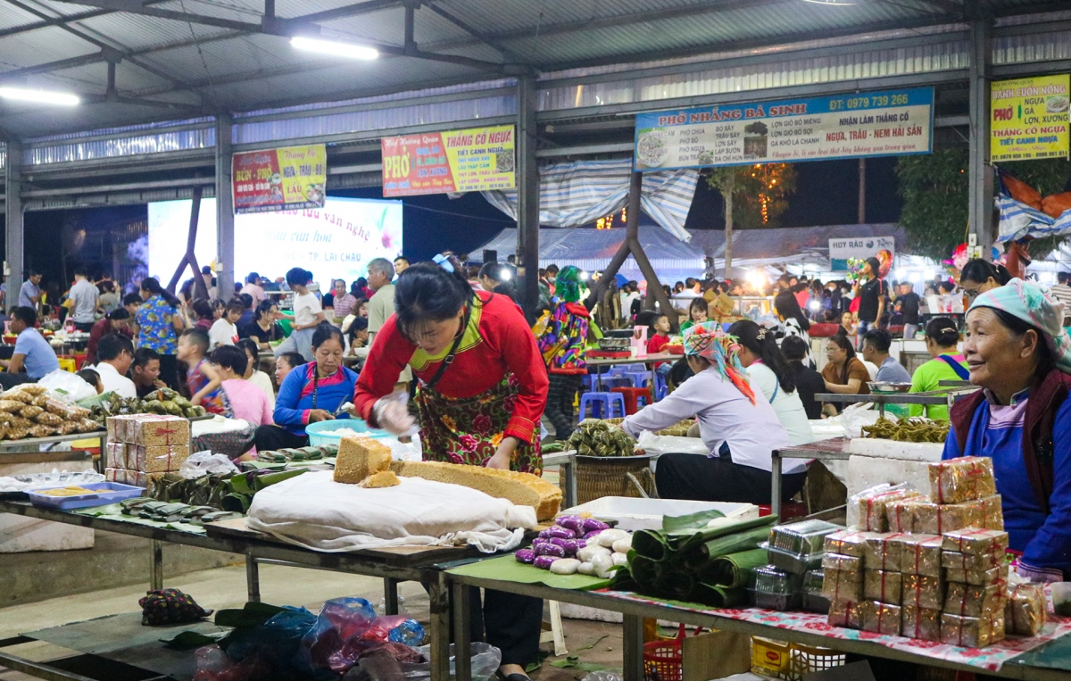 Chợ San Thàng - bức tranh văn hóa rực rỡ của Lai Châu - Ảnh 3.
