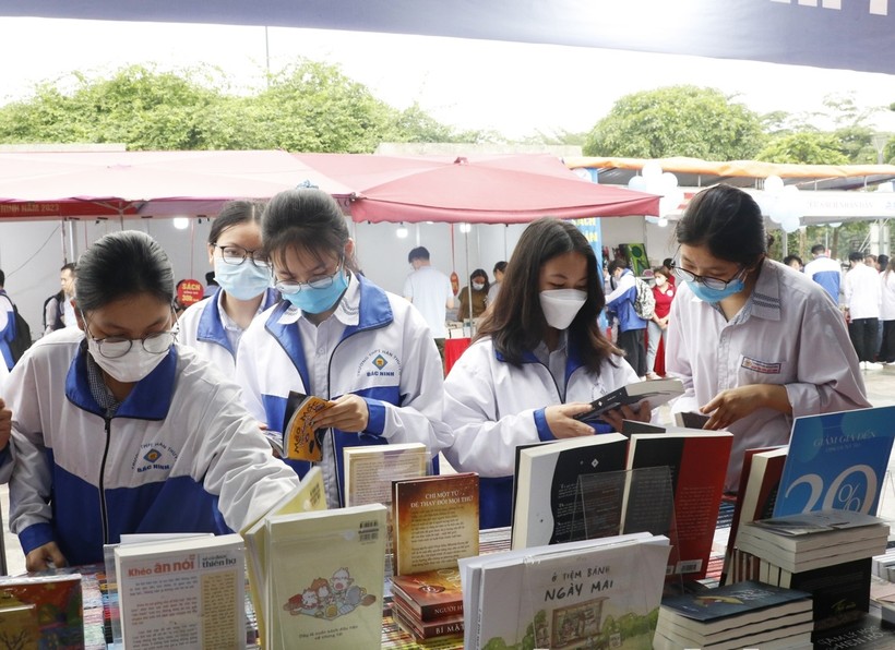 Bắc Ninh: Lan tỏa gần 2 triệu bản sách trưng bày, giới trẻ thỏa thích đến xem, lựa chọn cho mình cuốn yêu thích - Ảnh 1.