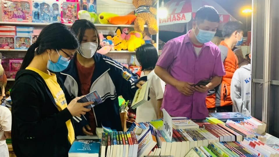 Bắc Ninh: Lan tỏa gần 2 triệu bản sách trưng bày, giới trẻ thỏa thích đến xem, lựa chọn cho mình cuốn yêu thích - Ảnh 4.