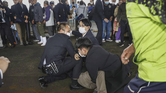 Nổ lớn gây hỗn loạn khi Thủ tướng Nhật Bản đang phát biểu ở thành phố cảng Wakayama - Ảnh 1.