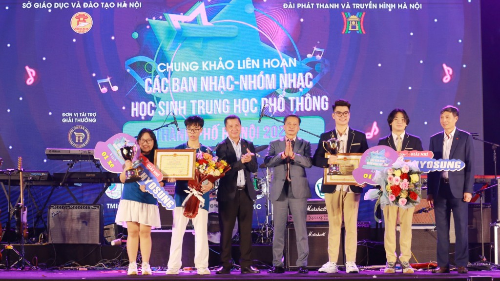 Xem tiết mục hoành tráng giành giải nhất Liên hoan ban, nhóm nhạc học sinh THPT Hà Nội - Ảnh 2.