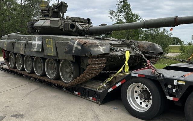 Ngã ngửa khi thấy xe tăng Nga bị lực lượng Ukraine bắt giữ bỗng xuất hiện tại trạm dừng xe tải ở Mỹ - Ảnh 1.