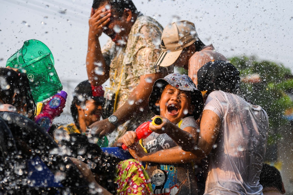 Hàng chục nghìn người bắn súng nước tại lễ hội Songkran ở Thái Lan - Ảnh 1.