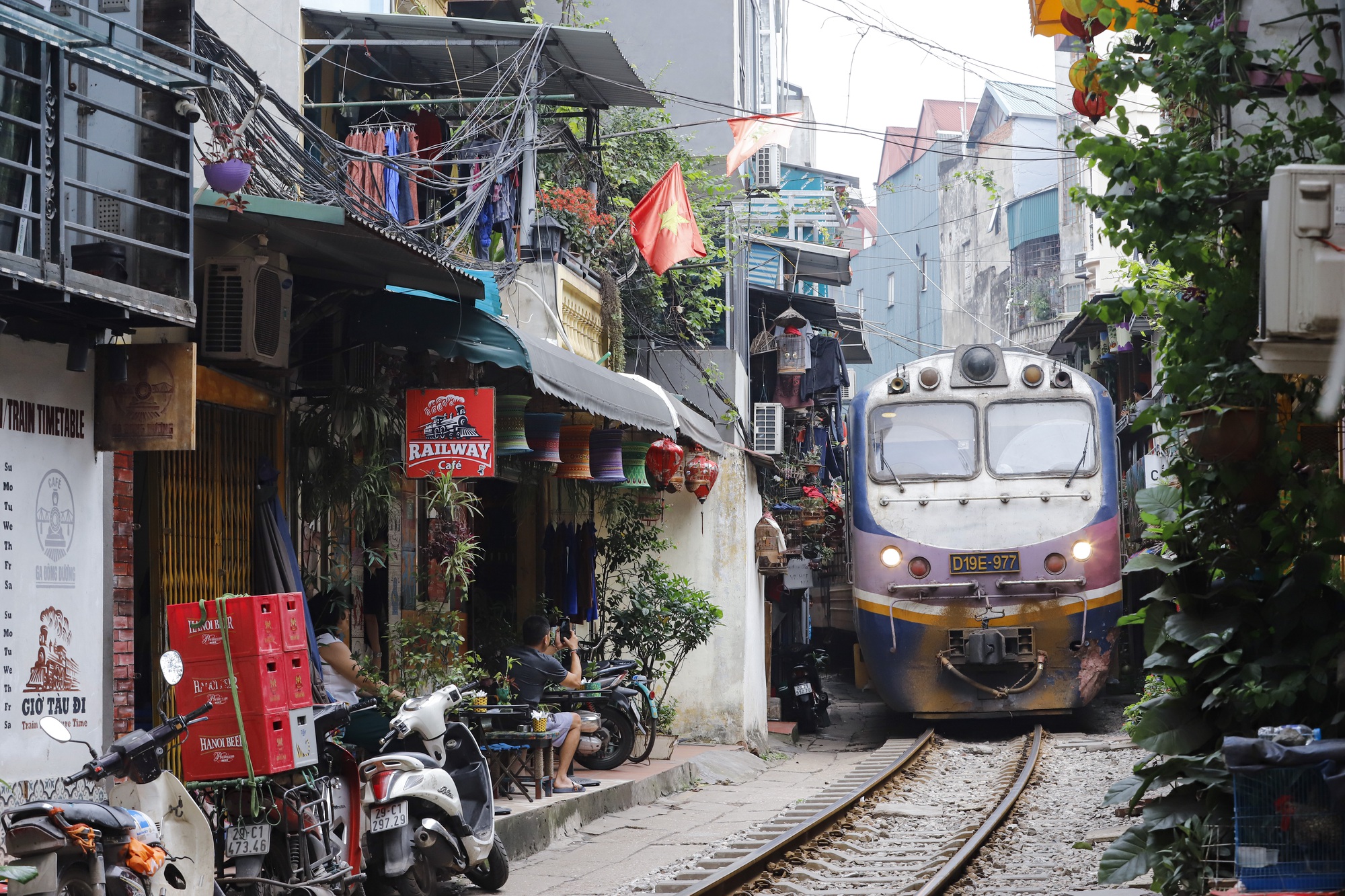 Du khách quốc tế bủa vây bên ngoài phố cà phê đường tàu, chờ cả tiếng để...&quot;tự sướng&quot; - Ảnh 14.