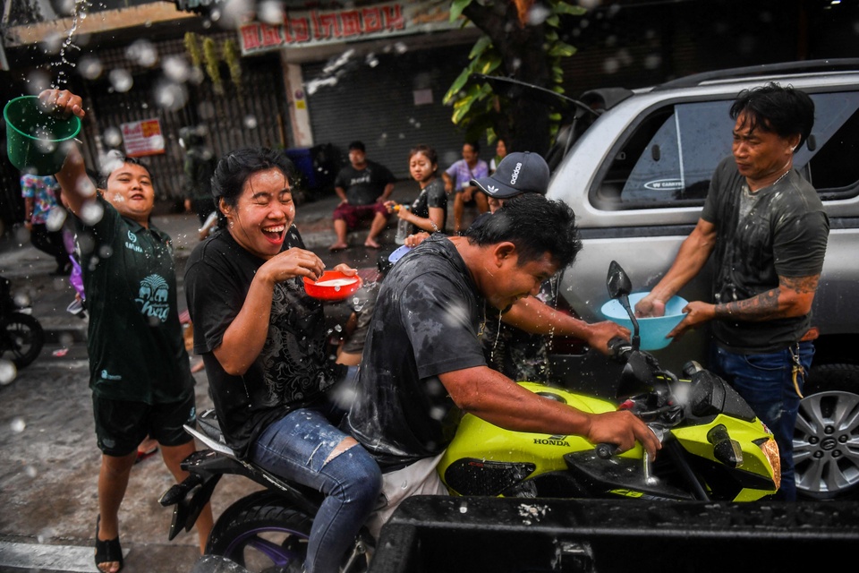 Hàng chục nghìn người bắn súng nước tại lễ hội Songkran ở Thái Lan - Ảnh 2.
