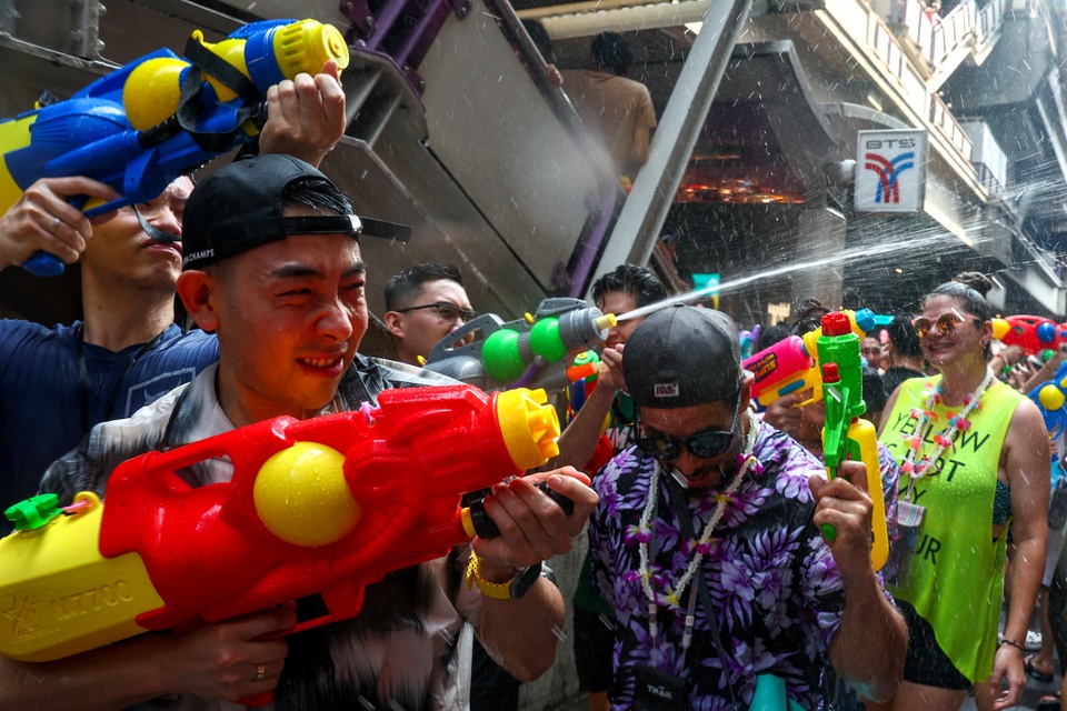 Hàng chục nghìn người bắn súng nước tại lễ hội Songkran ở Thái Lan - Ảnh 3.