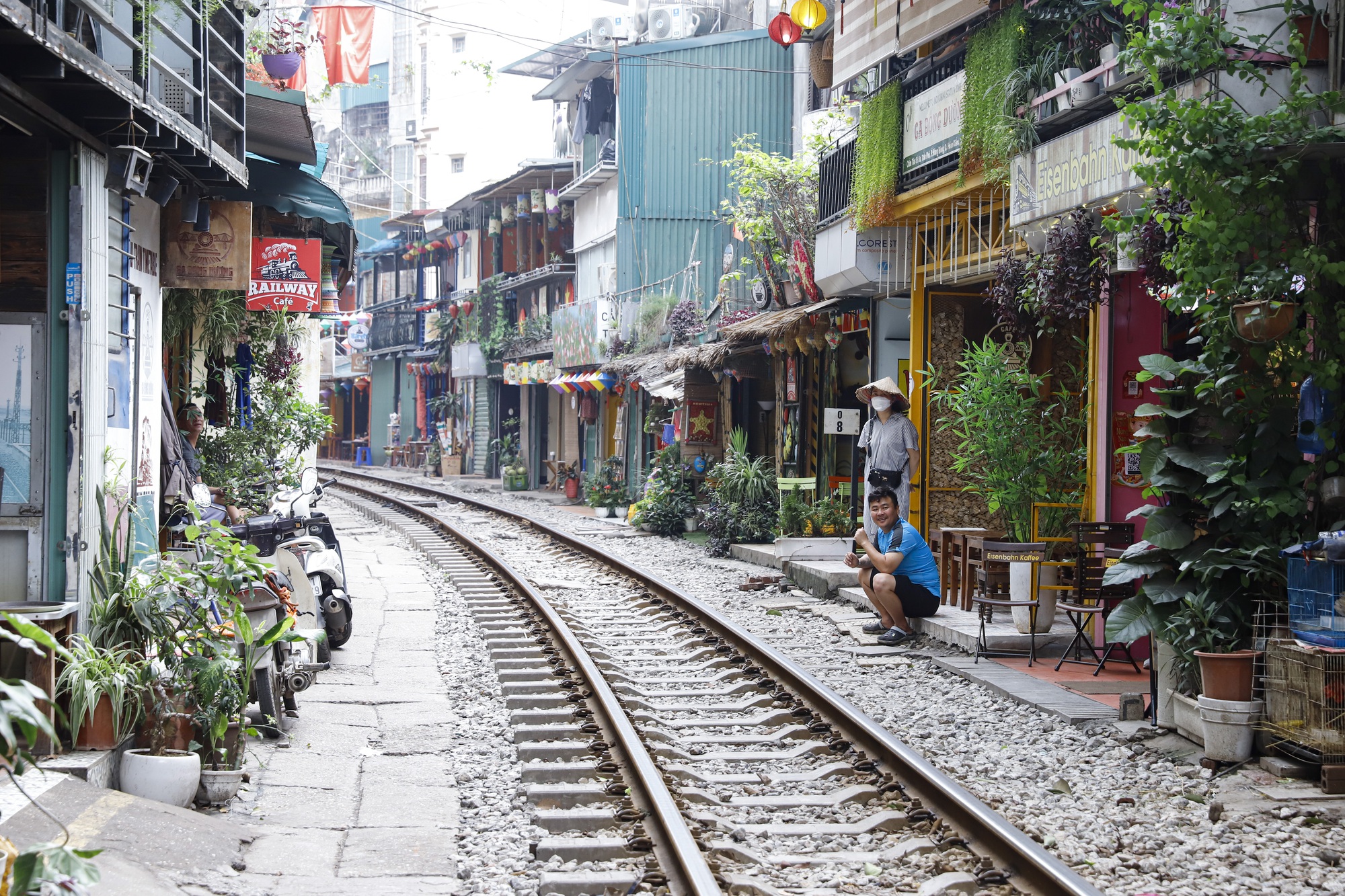 Du khách quốc tế bủa vây bên ngoài phố cà phê đường tàu, chờ cả tiếng để...&quot;tự sướng&quot; - Ảnh 4.