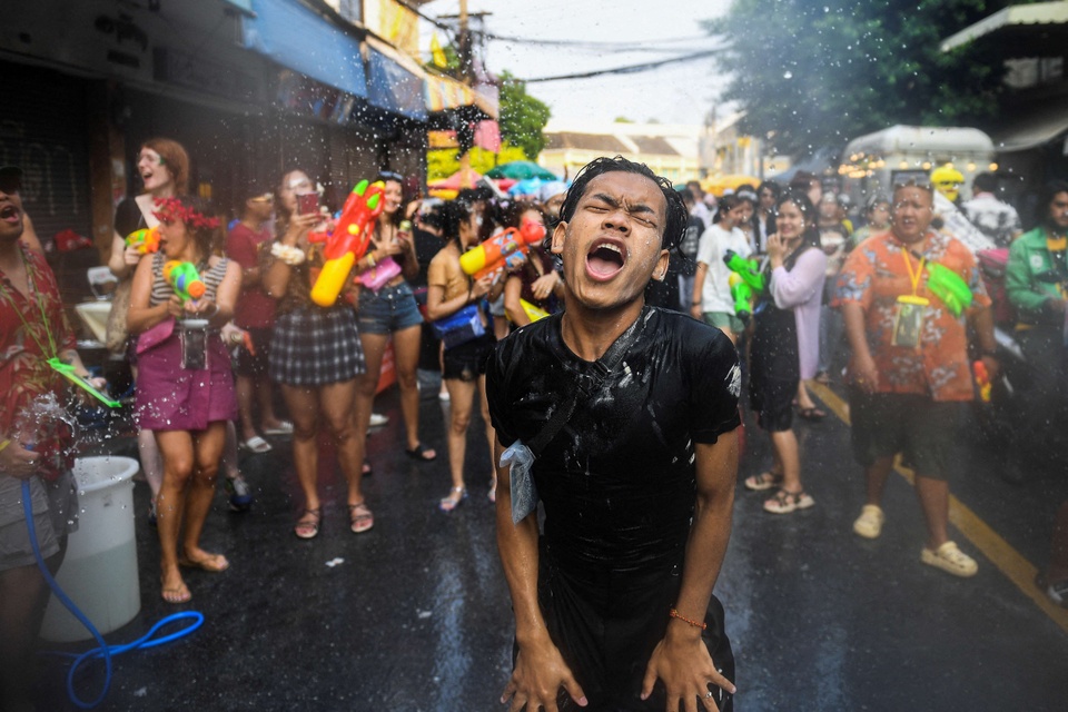 Hàng chục nghìn người bắn súng nước tại lễ hội Songkran ở Thái Lan - Ảnh 5.