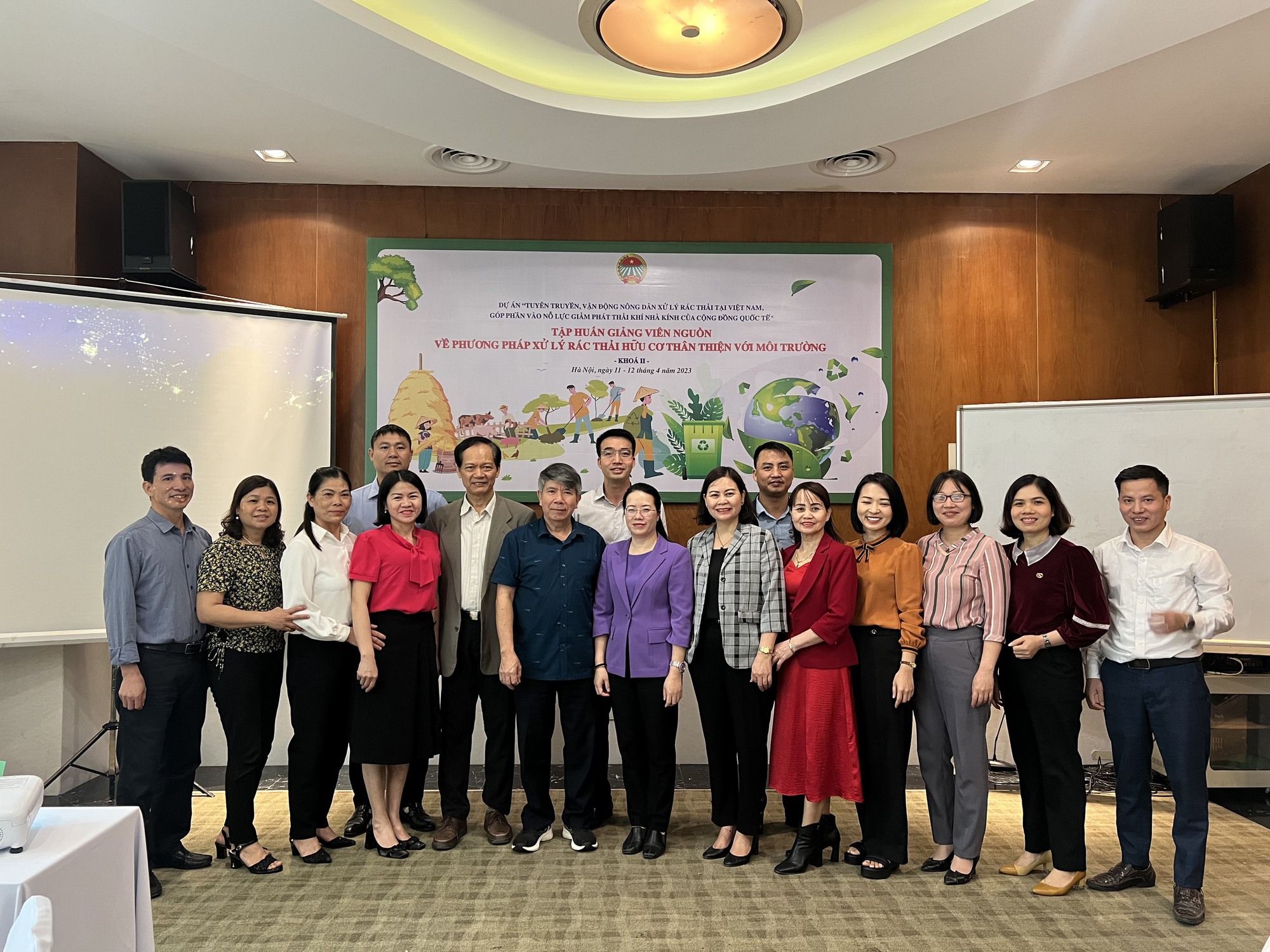 Hội Nông dân Hà Nội tổ chức lớp tập huấn giảng viên nguồn về phương pháp xử lý rác hữu cơ - Ảnh 1.