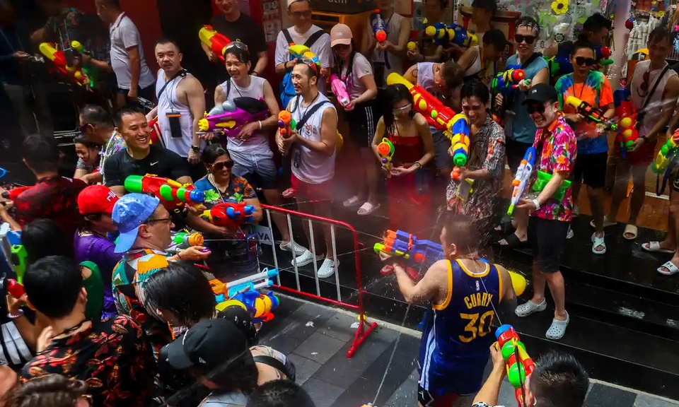Hàng chục nghìn người bắn súng nước tại lễ hội Songkran ở Thái Lan - Ảnh 7.