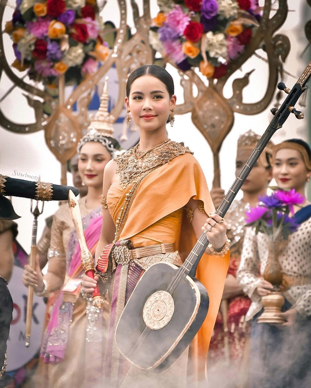 Nhan sắc nữ diễn viên được chọn diễu hành trên lưng trâu ở lễ hội - Ảnh 7.