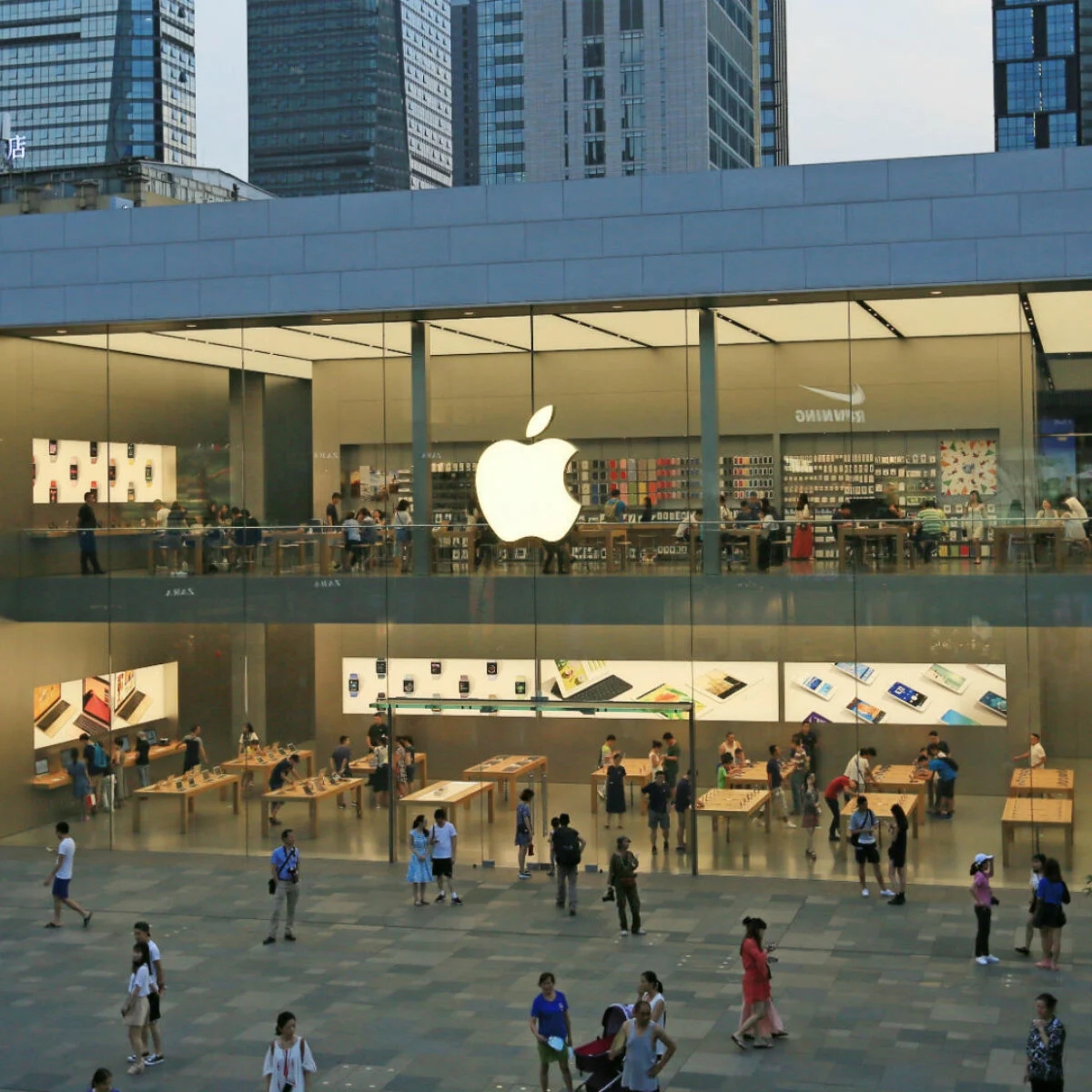 Apple đàm phán với các nhà cung cấp để sản xuất MacBook tại Thái Lan. Ảnh: @AFP.