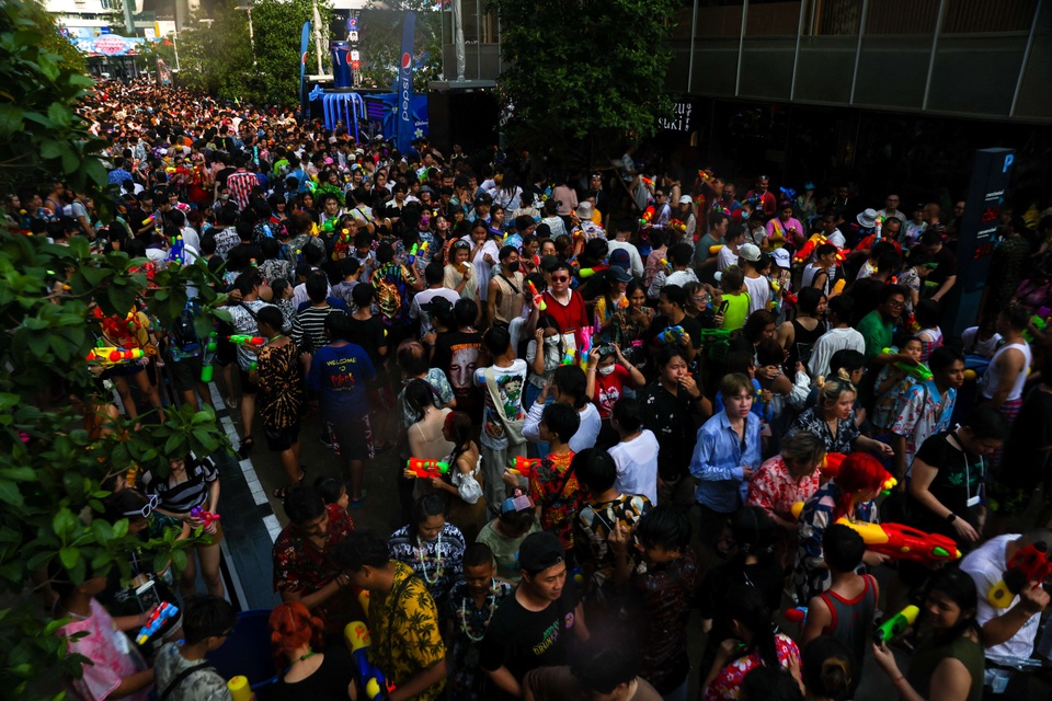 Hàng chục nghìn người bắn súng nước tại lễ hội Songkran ở Thái Lan - Ảnh 8.