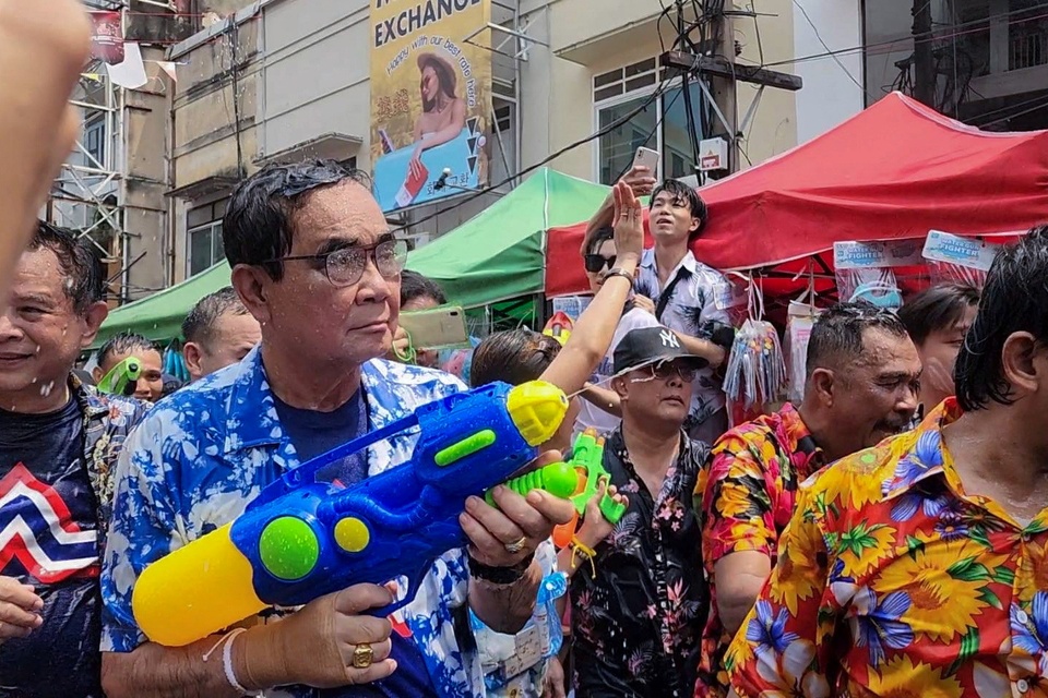 Hàng chục nghìn người bắn súng nước tại lễ hội Songkran ở Thái Lan - Ảnh 9.