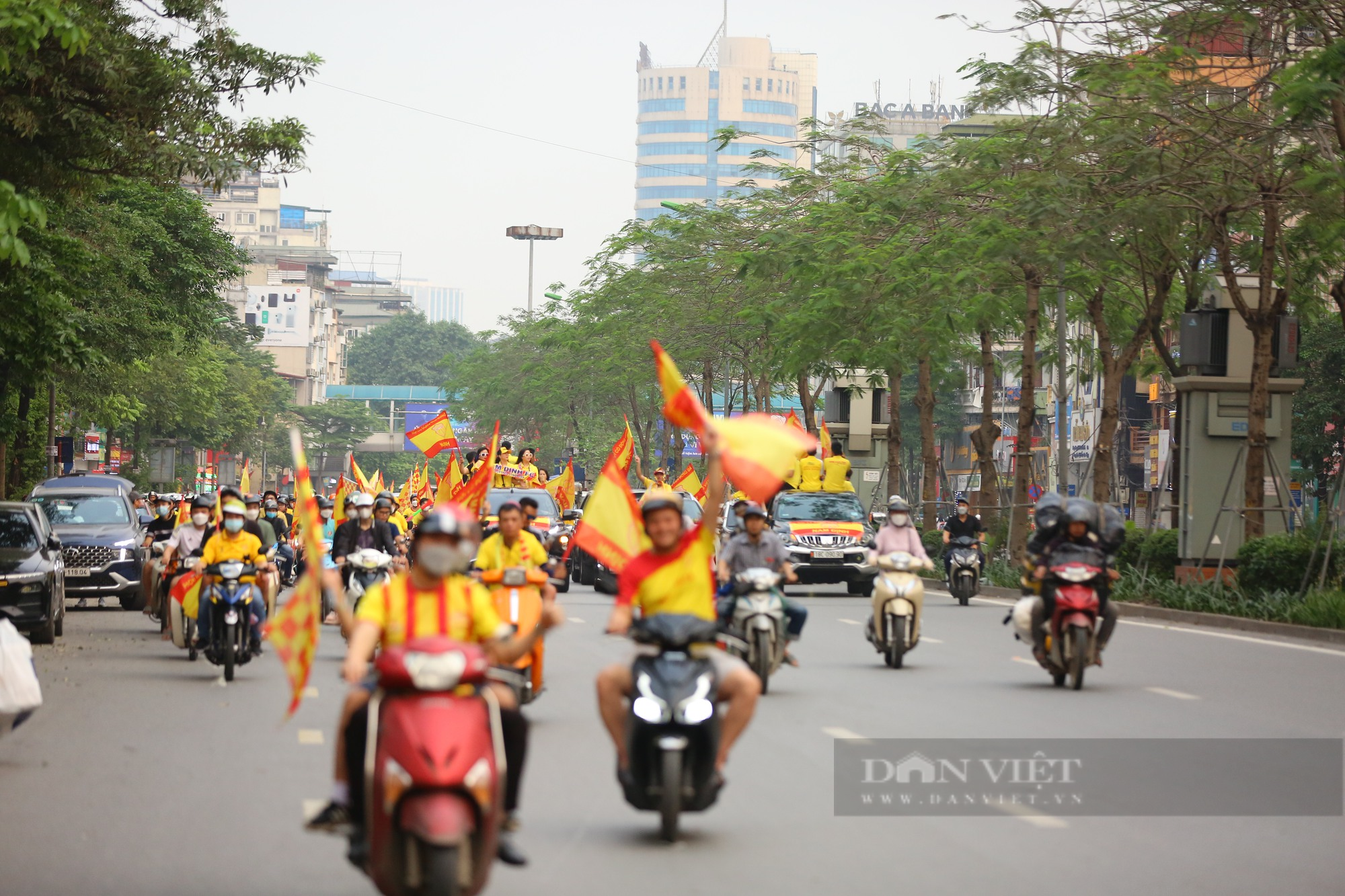 Hàng nghìn CĐV phủ vàng đường phố Hà Nội kéo về sân Hàng Đẫy - Ảnh 1.