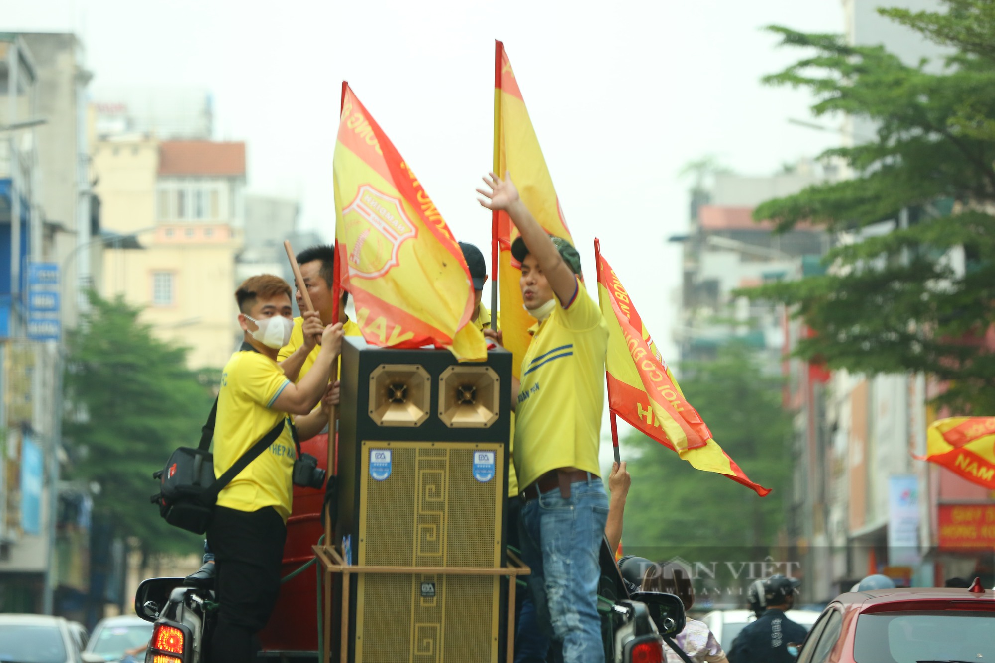 Hàng nghìn CĐV phủ vàng đường phố Hà Nội kéo về sân Hàng Đẫy - Ảnh 2.