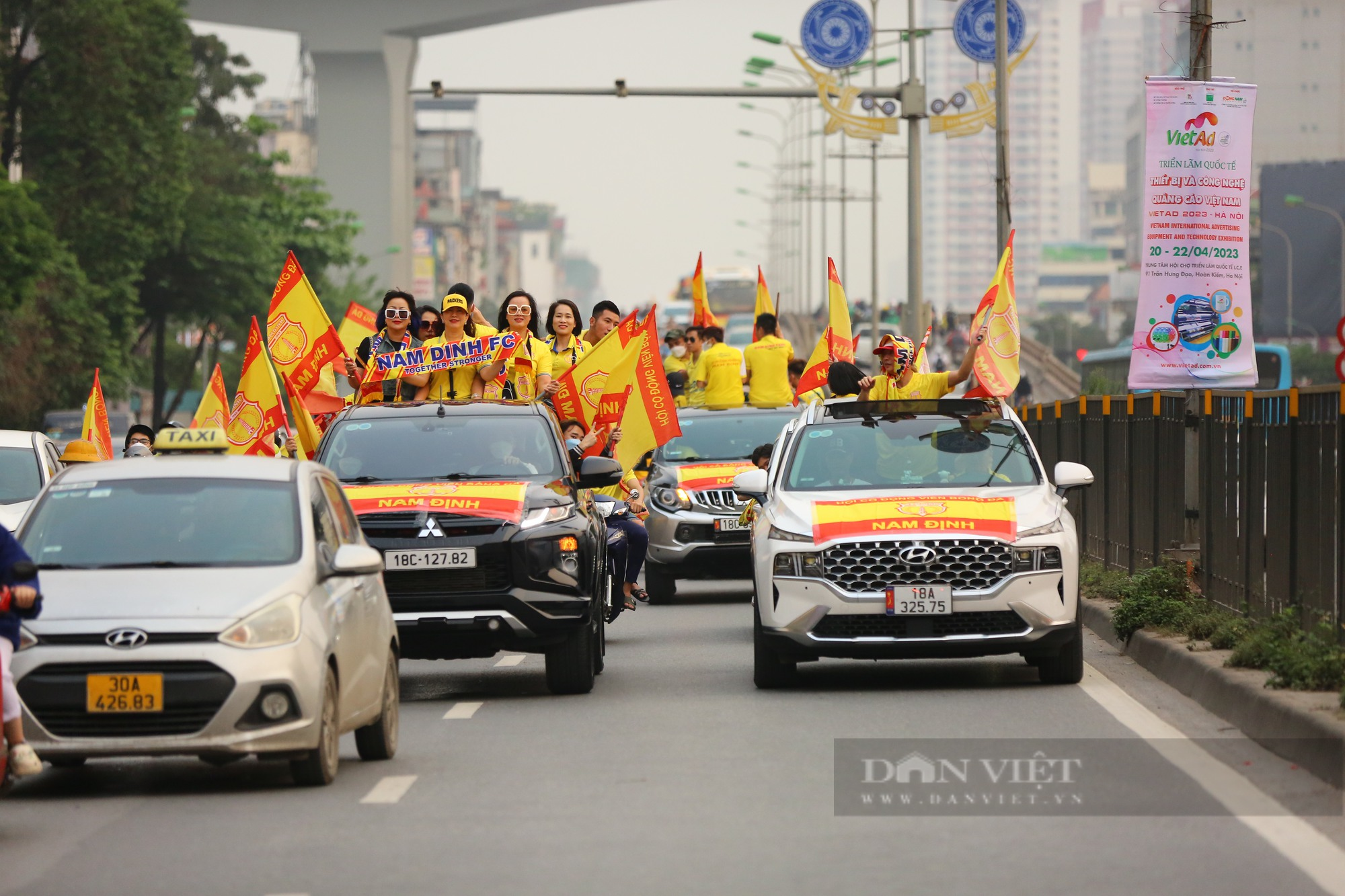 Hàng nghìn CĐV phủ vàng đường phố Hà Nội kéo về sân Hàng Đẫy - Ảnh 3.