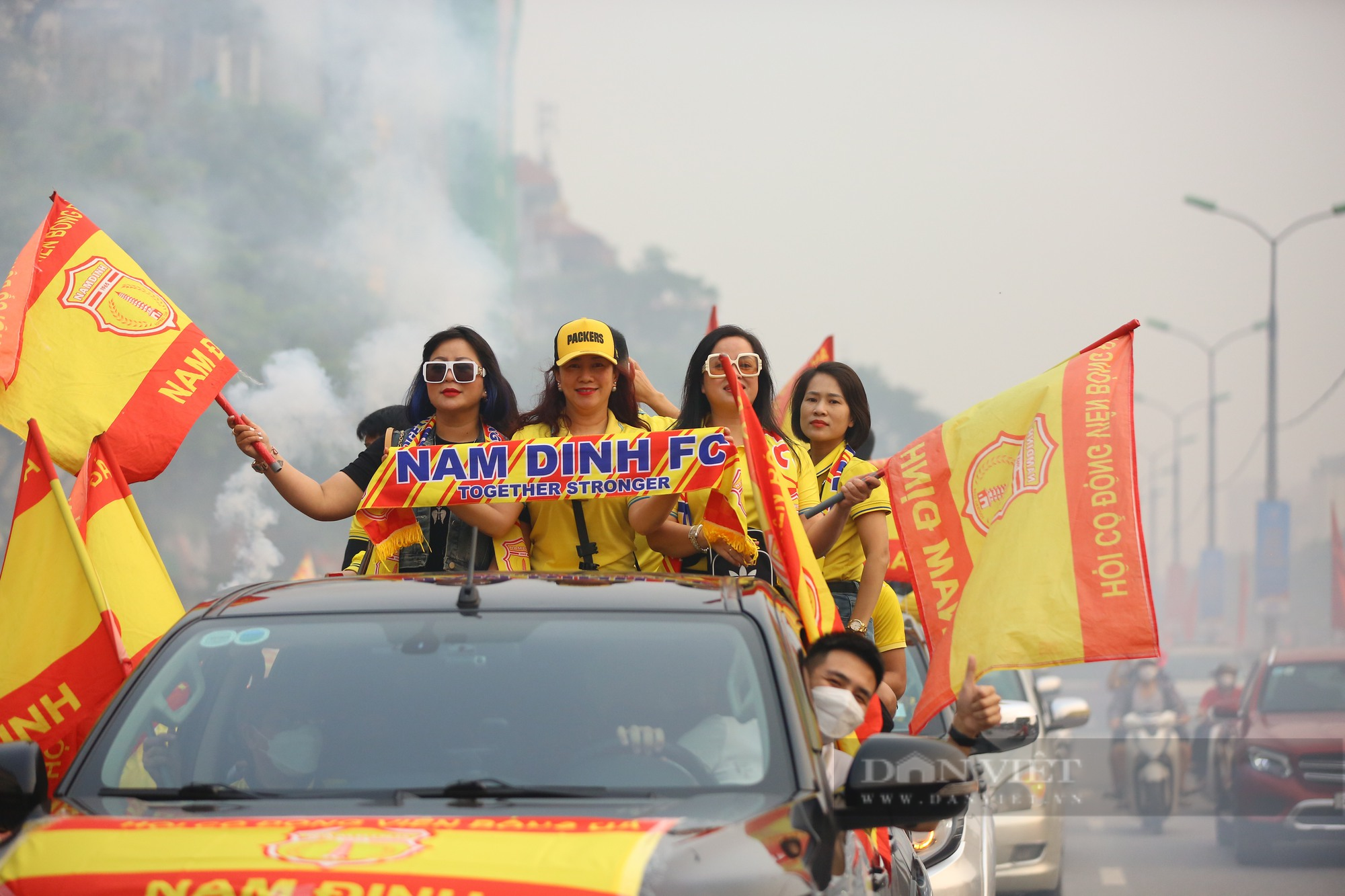Hàng nghìn CĐV phủ vàng đường phố Hà Nội kéo về sân Hàng Đẫy - Ảnh 5.