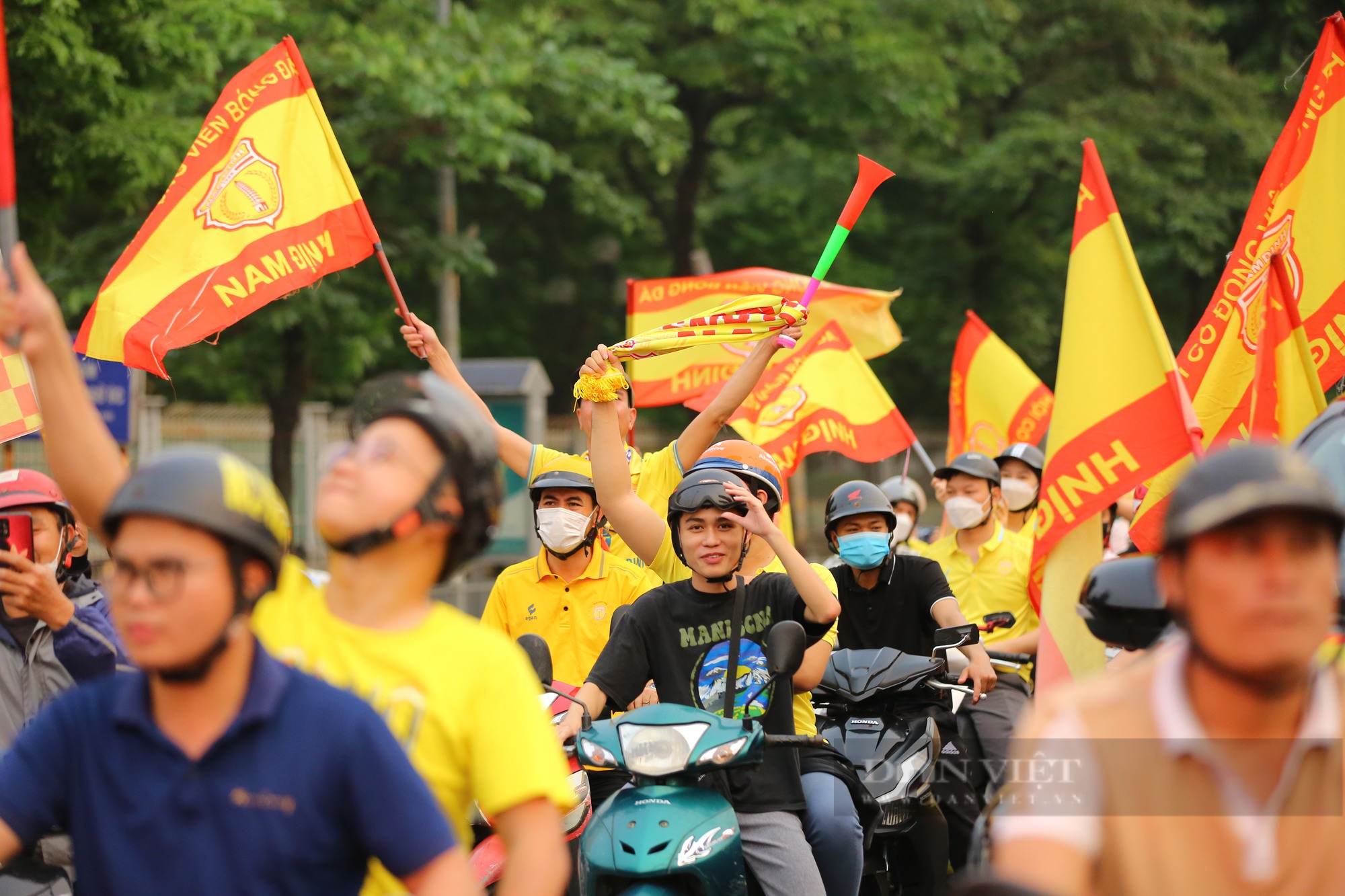 Hàng nghìn CĐV phủ vàng đường phố Hà Nội kéo về sân Hàng Đẫy - Ảnh 6.