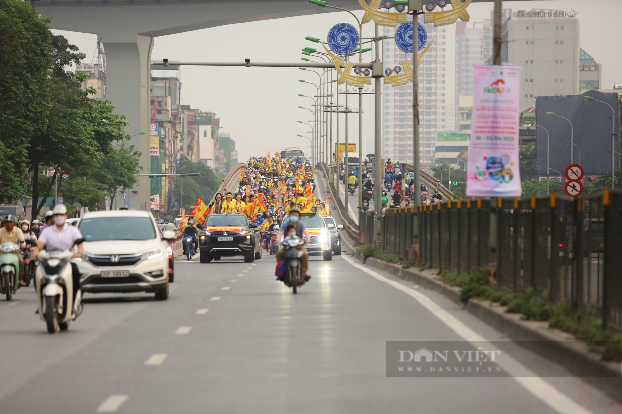 Hàng nghìn CĐV phủ vàng đường phố Hà Nội kéo về sân Hàng Đẫy - Ảnh 8.