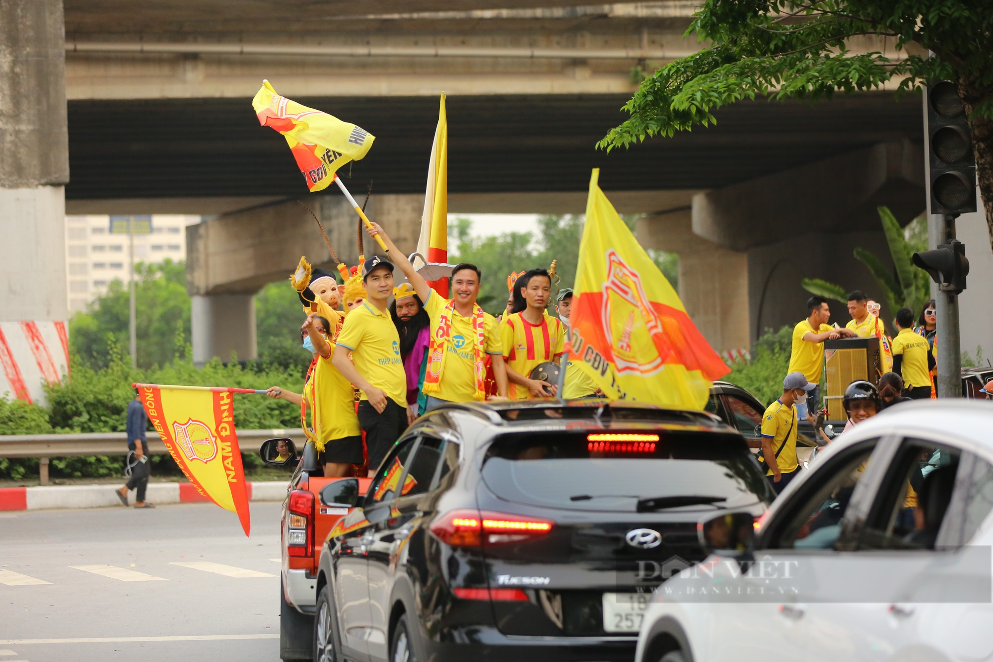 Hàng nghìn CĐV phủ vàng đường phố Hà Nội kéo về sân Hàng Đẫy - Ảnh 9.