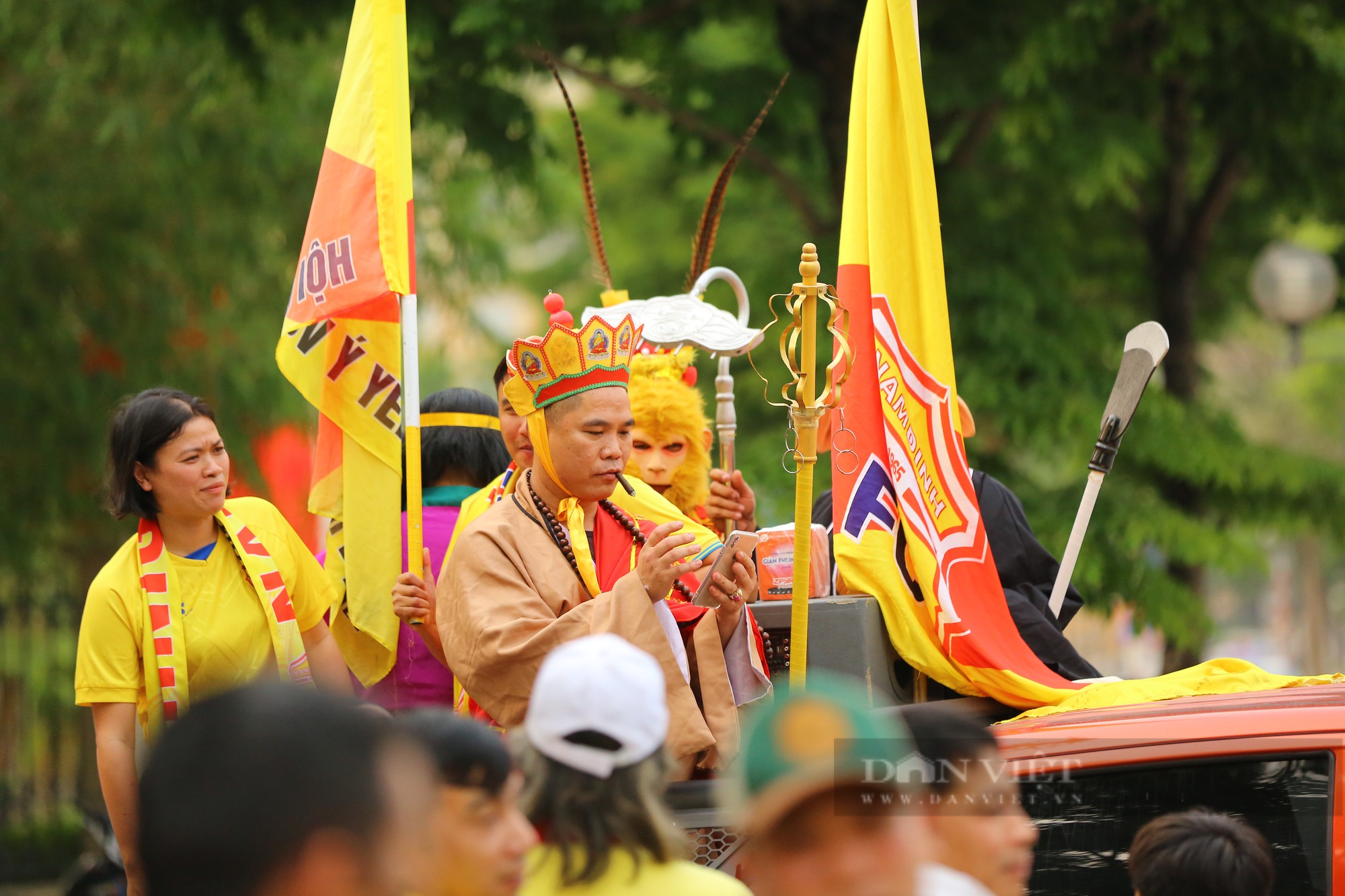 Hàng nghìn CĐV phủ vàng đường phố Hà Nội kéo về sân Hàng Đẫy - Ảnh 10.