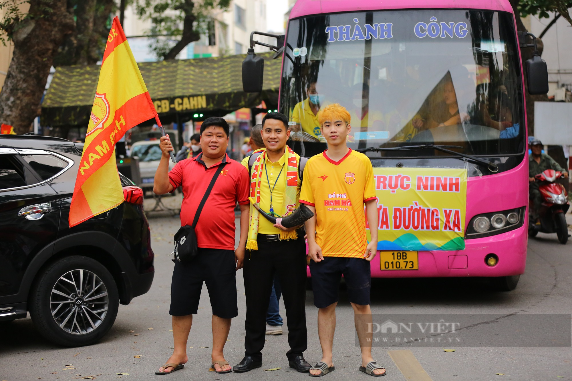 Hàng nghìn CĐV phủ vàng đường phố Hà Nội kéo về sân Hàng Đẫy - Ảnh 11.