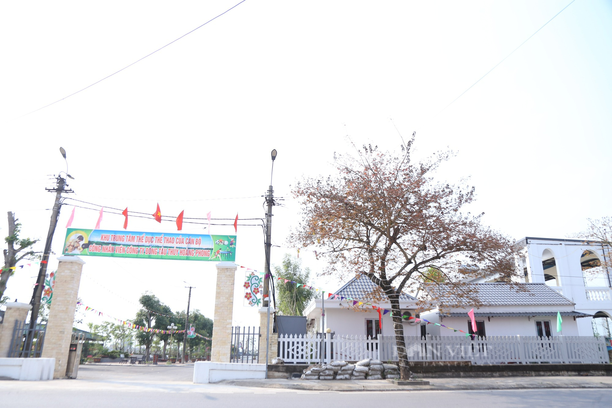 Trung tâm thể dục thể thao “mọc” trên bãi sông tại Nam Định, 18 lần lập biên bản “cho có” - Ảnh 1.