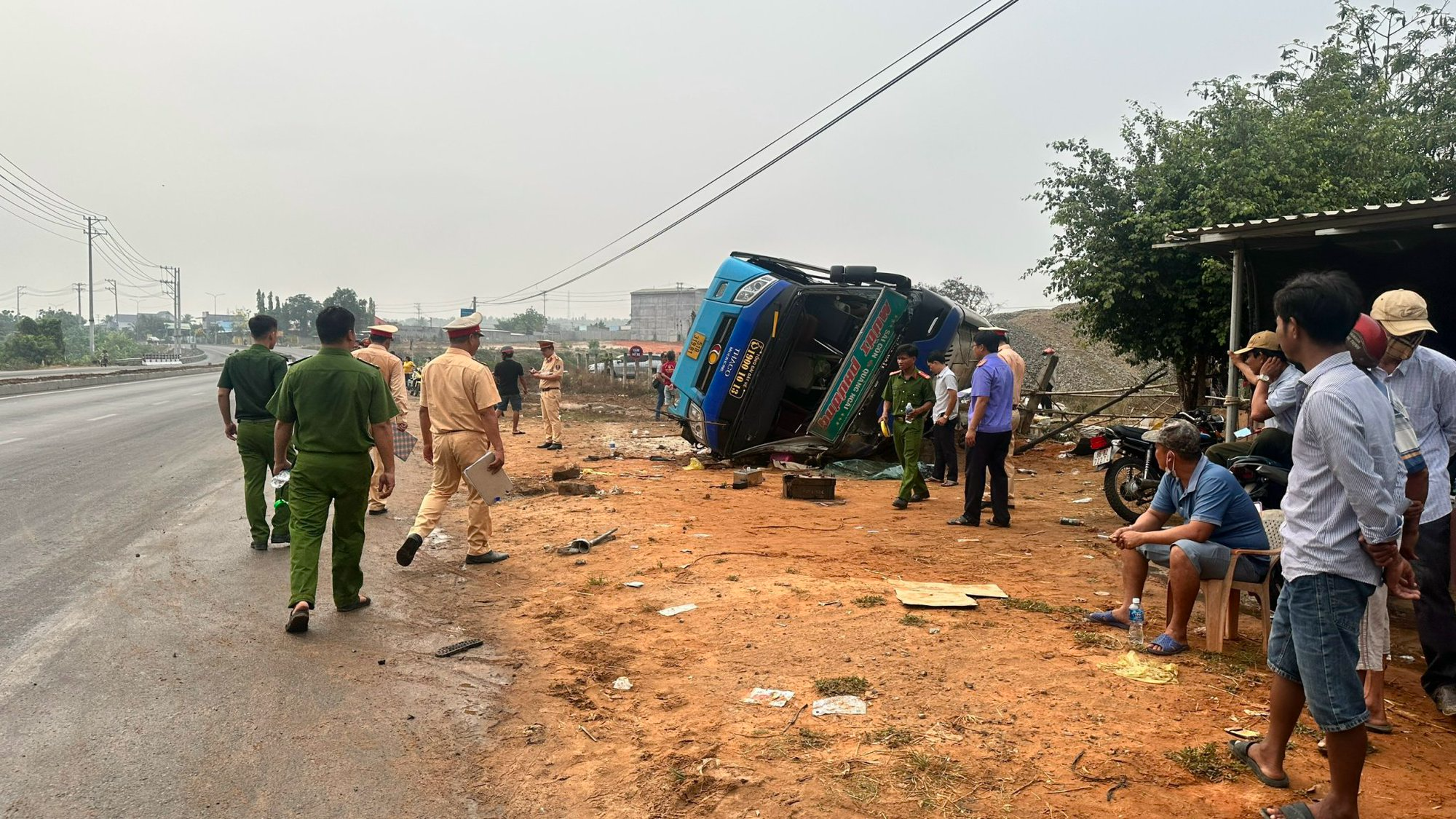 Vụ Hành khách hoảng hốt kêu cứu vì xe khách lật nghiêng: 1 hành khách bị thương nặng đã tử vong - Ảnh 1.