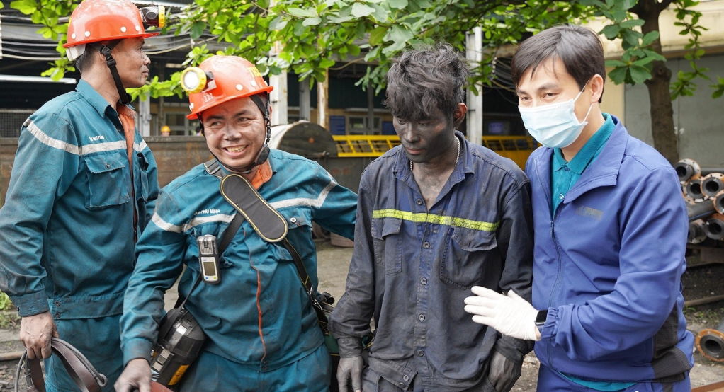 Cứu hộ 2 công nhân than mắc kẹt trong hầm lò ở Quảng Ninh - Ảnh 1.