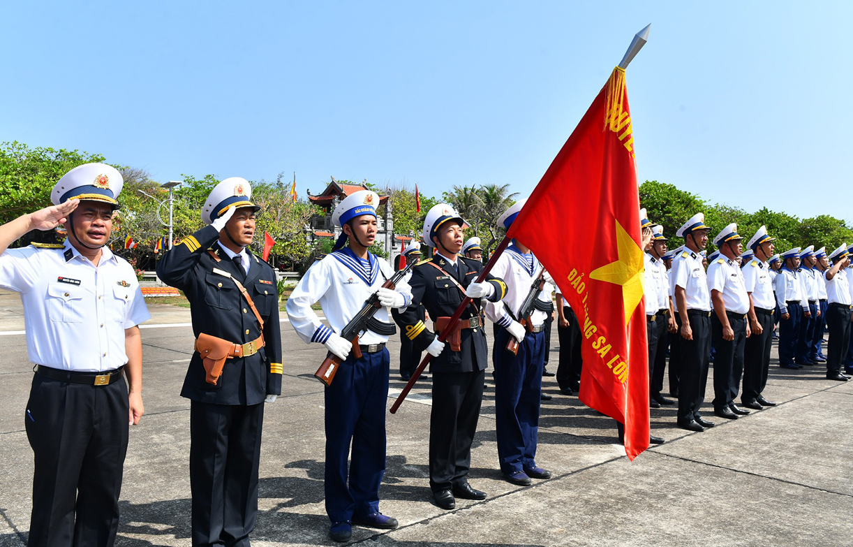 Đoàn công tác số 3/2023 thăm, động viên quân dân quần đảo Trường Sa và Nhà giàn DK1 - Ảnh 3.