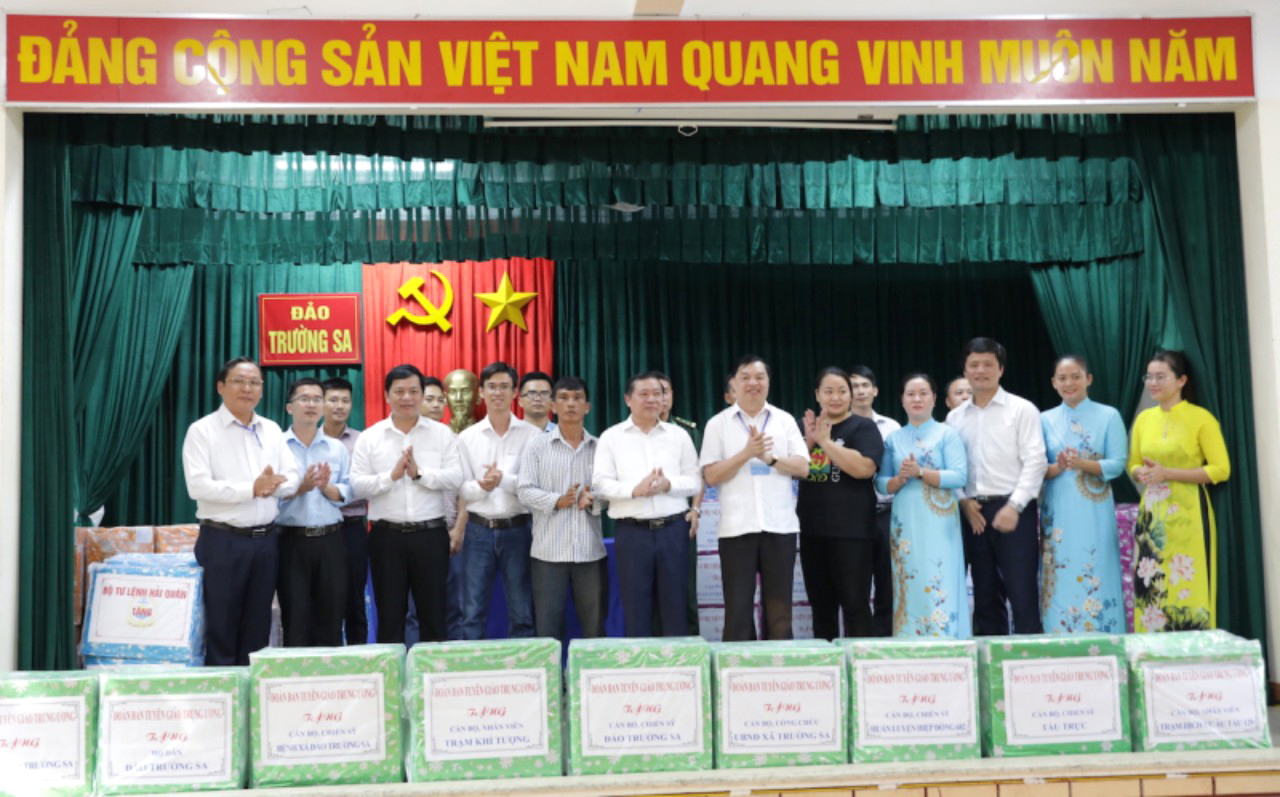 Đoàn công tác số 3/2023 thăm, động viên quân dân quần đảo Trường Sa và Nhà giàn DK1 - Ảnh 7.