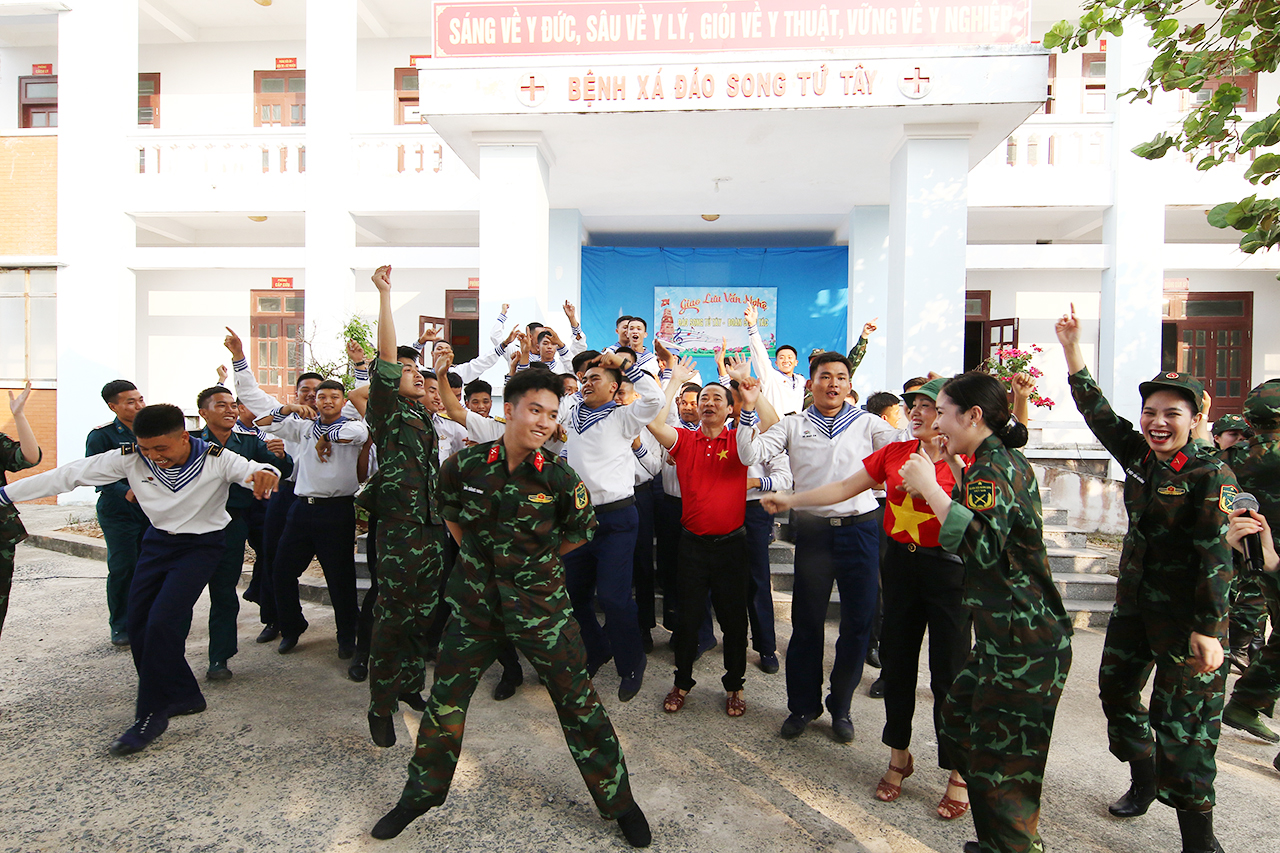 Đoàn công tác số 3/2023 thăm, động viên quân dân quần đảo Trường Sa và Nhà giàn DK1 - Ảnh 11.