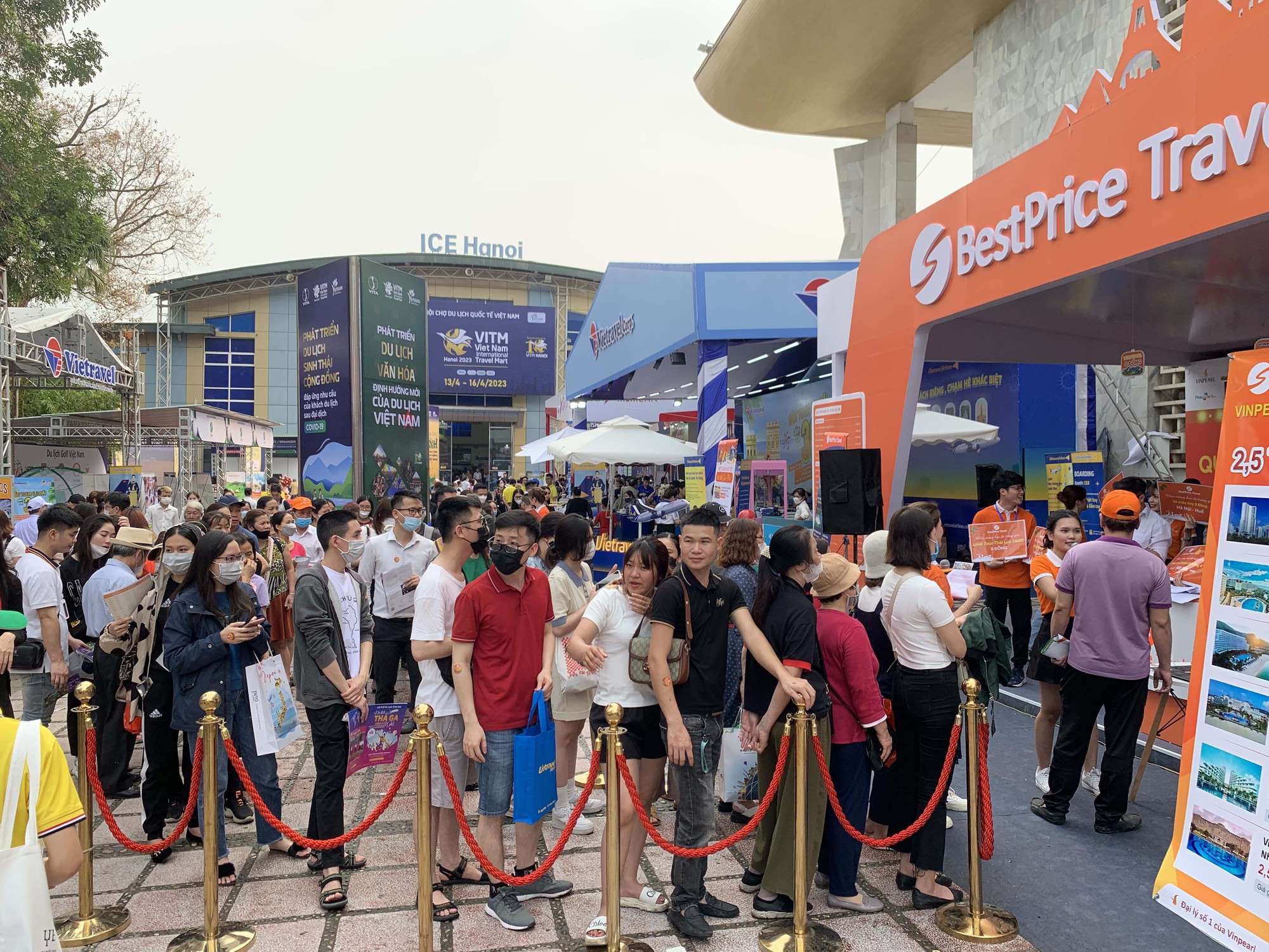 60.000 khách đến tham quan và mua sắm tại Hội chợ VITM Hà Nội - Ảnh 2.