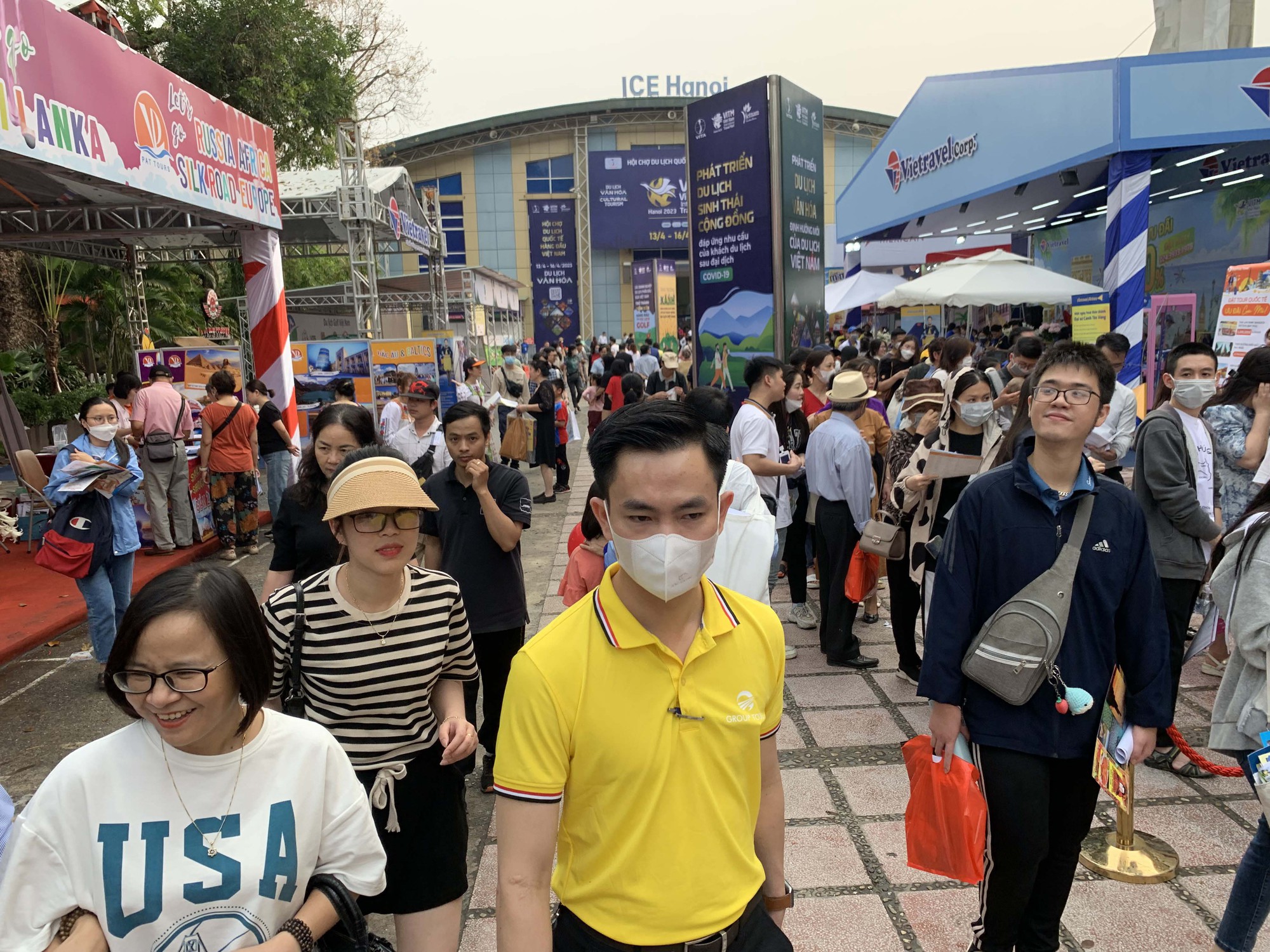 60.000 khách đến tham quan và mua sắm tại Hội chợ VITM Hà Nội - Ảnh 1.
