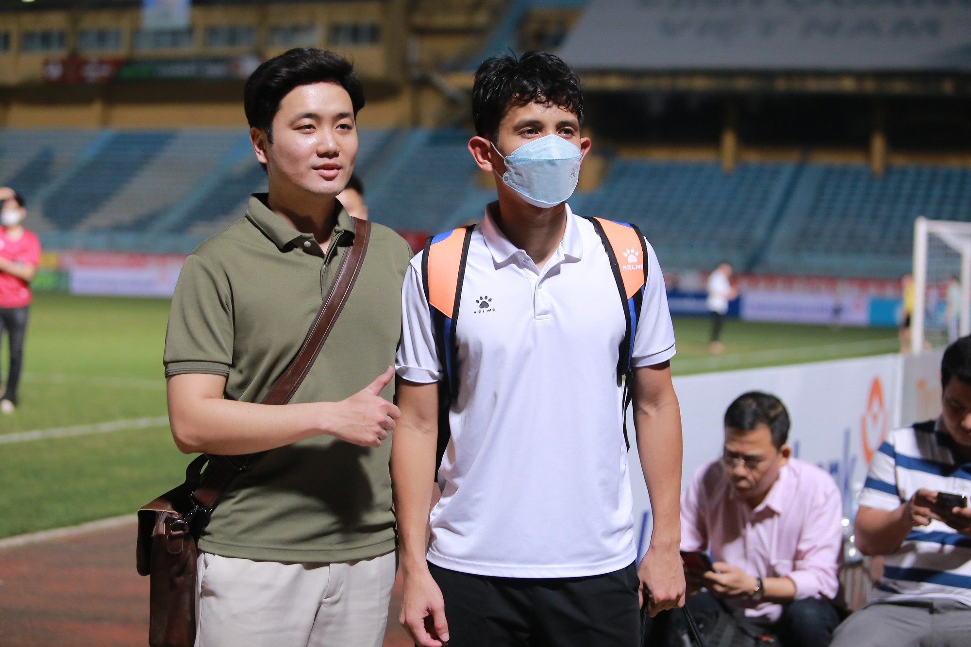 Dàn sao của CLB CAHN và Nam Định bị fan vây sau trận đấu - Ảnh 7.