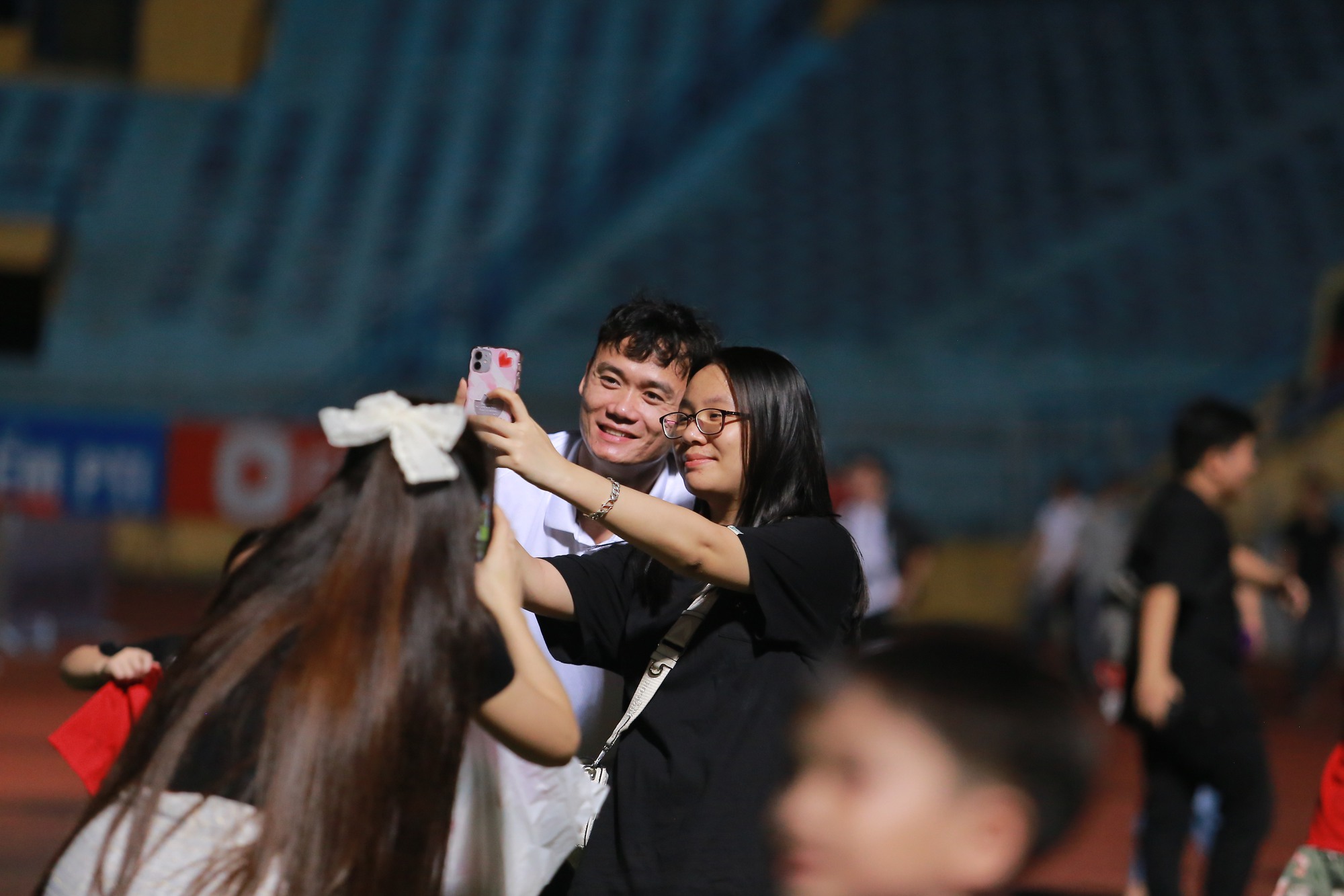 Dàn sao của CLB CAHN và Nam Định bị fan vây sau trận đấu - Ảnh 6.